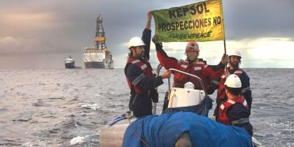 Greenpeace-Aktivisten mit Banner "Repsol - keine Erkundungen" vor dem Bohrschiff "Rowan Renaissance"