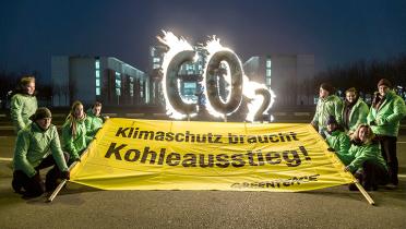 Brennendes CO2-Zeichen vor dem Bundeskanzleramt