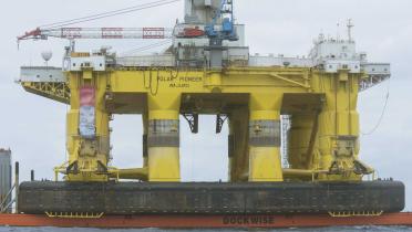 "Schützt die Arktis": Das 100 Quadratmeter große Banner hissten Greenpeace-Aktivisten auf Shells Ölplattform Polar Pioneer
