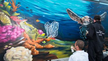 Zwei Graffitikünstler sprühen fürs Riff