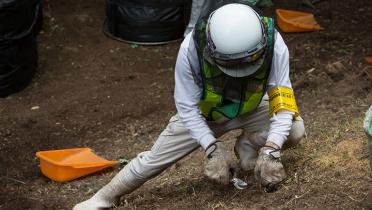 Ein Arbeiter bei Dekontaminierungsarbeiten in Iitate
