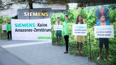 Greenpeace-Aktivisten protestieren vor der Siemens-Zentrale in München gegen die Beteiligung des Unternehmens am Bau des Tapajós-Staudamms