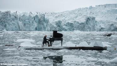 Pianist Einaudi spielt auf einem Klavier in der Arktis