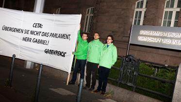 Greenpeace-Aktivisten protestieren vorm Wirtschaftsministerium in Berlin gegen die Inkraftsetzung von CETA