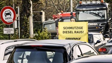 Greenpeace-Aktivist demonstriert gegen Luftverschmutzung durch Verkehr