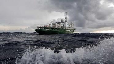 Greenpeace-Schiff Esperanza in Wellengang