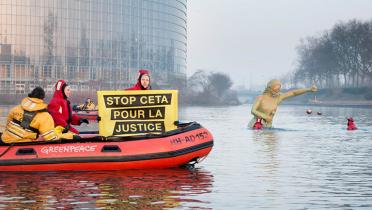 Schlauchbootaktivisten vor Europaparlament in Strasbourg, Justizia im Hintergrund