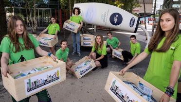 Greenpeace-Jugendliche haben Postkarten gegen Mikroplastik in Kosmetik gesammelt