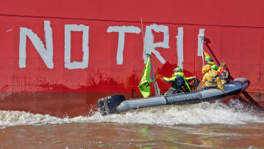 An den Rumpf des Kohle-Frachtschiffes SBI Subaru schreiben Greenpeace-Aktivisten: "No coal - no Trump"