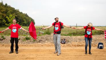Drei Greenpeace-Aktivisten mit "Planet Earht First"-T-Shirt