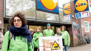 Greenpeace-Aktivistinnen und -Aktivisten vor einem Lidl in Hamburg.
