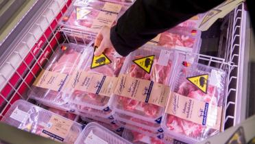 Blick in die Kühltruhe, Fleischschalen mit Greenpeace-Aufklebern