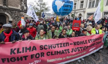 Spitze des Demonstrationszuges mit Klimaschutzbanner