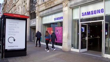 Adbusting in London, Werbetafel vor Samsung-Store