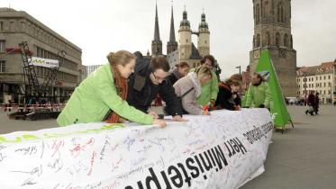 Aktivisten in Halle demonstrieren gegen Braunkohle, März 2011