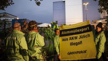 Atommüllexport aus AKW Jülich-illegal! Das steht auf dem Banner, den Greenpeace-Aktivisten vor dem Forschungszentrum in Jülich positionierten