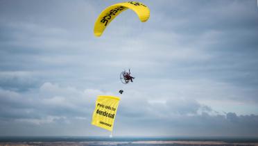 Paraglider über Tagebau in Welzow-Süd