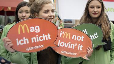 die JAG Hannover demonstriert vor einer McDonald's Filiale gegen den Einsatz von Gentechnik bei Tierfutter.