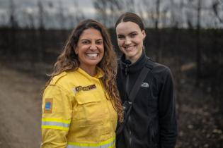 Ana Canut (Leiterin der brasilianischen Feuerwehr-Brigaden) mit Louisa Schneider, gemeinsam bekämpfen kanadische und brasilianischen Feuerwehrleute die Waldbrände in Kanada 