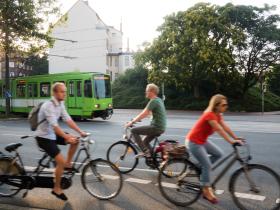 Straßenbahn in Hannover fährt an Radfahrern vorbei