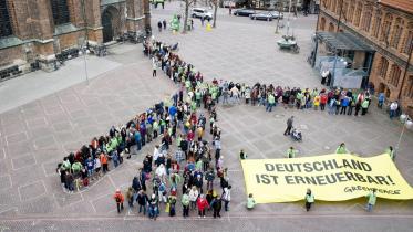 Menschen stellen die Energiewende dar - von der Atomkraft zur Windkraft 15.04.2011