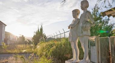 Statue zweier Kinder vor einer Schule in Namie