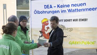 Greenpeace-Aktivisten mit Umweltminister Robert Habeck