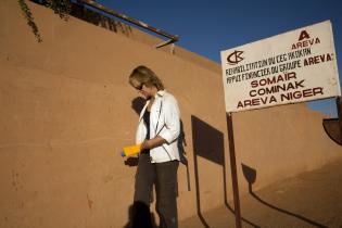 Greenpeace-Expertin Rianne Teule misst die Strahlung in Akokan, November 2009
