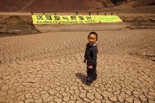 Yunnan/China 2010: Ein Kind steht auf verdorrter Erde. Der Süden Chinas wird seit Jahren immer wieder von schweren Dürreperioden heimgesucht.