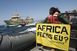 März 2010: Greenpeace-Aktivisten protestieren gegen den spanischen Trawler Curbeiro, der vor der westafrikanischen Küste fischt
