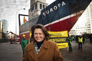 Bundesverbraucherministerin Ilse Aigner vor der Schiffsattrappe in Brüssel, Dezember 2010