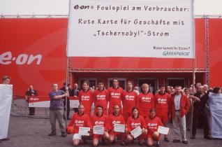 Aktivisten zeigen E.ON die rote Karte bei der Aktionärsversammlung, Mai 2002