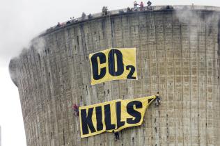 Dezember 2005: Greenpeace-Aktivisten protestieren auf einem Kühlturm des RWE-Braunkohlekraftwerks Neurath