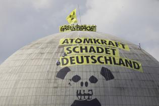 Greenpeace-Aktivisten klettern auf die Kuppel des AKW Unterweser, Jui 2009