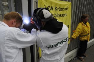Greenpeace-Aktivisten schweißen das Tor zum AKW Krümmel zu, August 2009