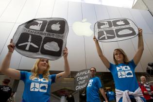Greenpeace-Aktivisten protestieren weltweit vor Apple-Stores, hier in San Francisco, Mai 2012