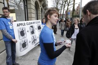 Greenpeace-Aktivisten protestieren vor dem Apple-Store in Amsterdam, April 2012