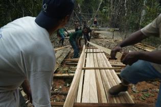 Arbeiter mit zugesägten Holzlatten. 