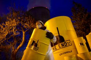 5. März 2014: Greenpeace-Aktivisten protestieren europaweit gegen die Risiken durch alte AKW, hier beim belgischen AKW Tihange