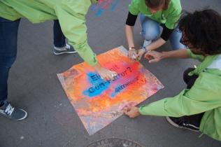Greenpeace Aktivisten sprühen mit Kreide "Eier mit Gentechnik?" vor eine Lidl Filiale , April 2014