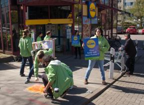 Greenpeace-Aktivisten warnen vor Lidl-Ostereiern mit Gentechnik, April 2014