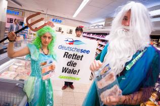 Greenpeace-Aktivisten protestieren vor Supermärkten gegen Produkte von Deutsche See, August 2014