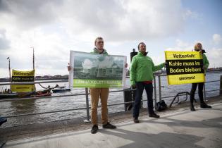 Greenpeace-Aktivisten protestieren bei Vattenfall Windpark Eröffnung gegen giftige Kohle, April 2015
