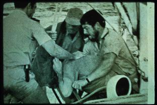 Protest gegen Atomtests im Moruroa-Gebiet 1973: Französische Marinesoldaten schlagen David McTaggart an Bord der Vega zusammen