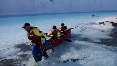 Wissenschaftler untersuchen vom Kajak aus die Vorderseite des Petermann-Gletschers in Grönland. 07/12/2009