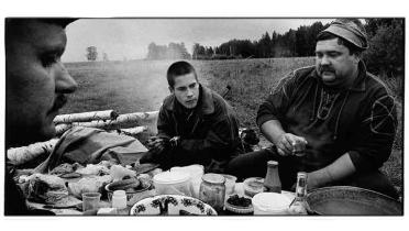 Majak Männer beim Picknick, September 2001