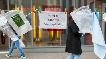 Schild "Plastik wird zu Mikroplastik"