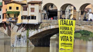 Banner an der Ponte Vecchio in Florenz  06/10/2011