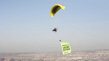 Protest gegen Braunkohle Tagebau mit Paraglider in der Lausitz im September 2012.