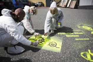 Greenpeace-Aktivisten protestieren in fünfzig deutschen Städten bei den drei großen Baumarktketten Obi, Praktiker und toom gegen den Verkauf von Insektenvernichtungsmitteln. 